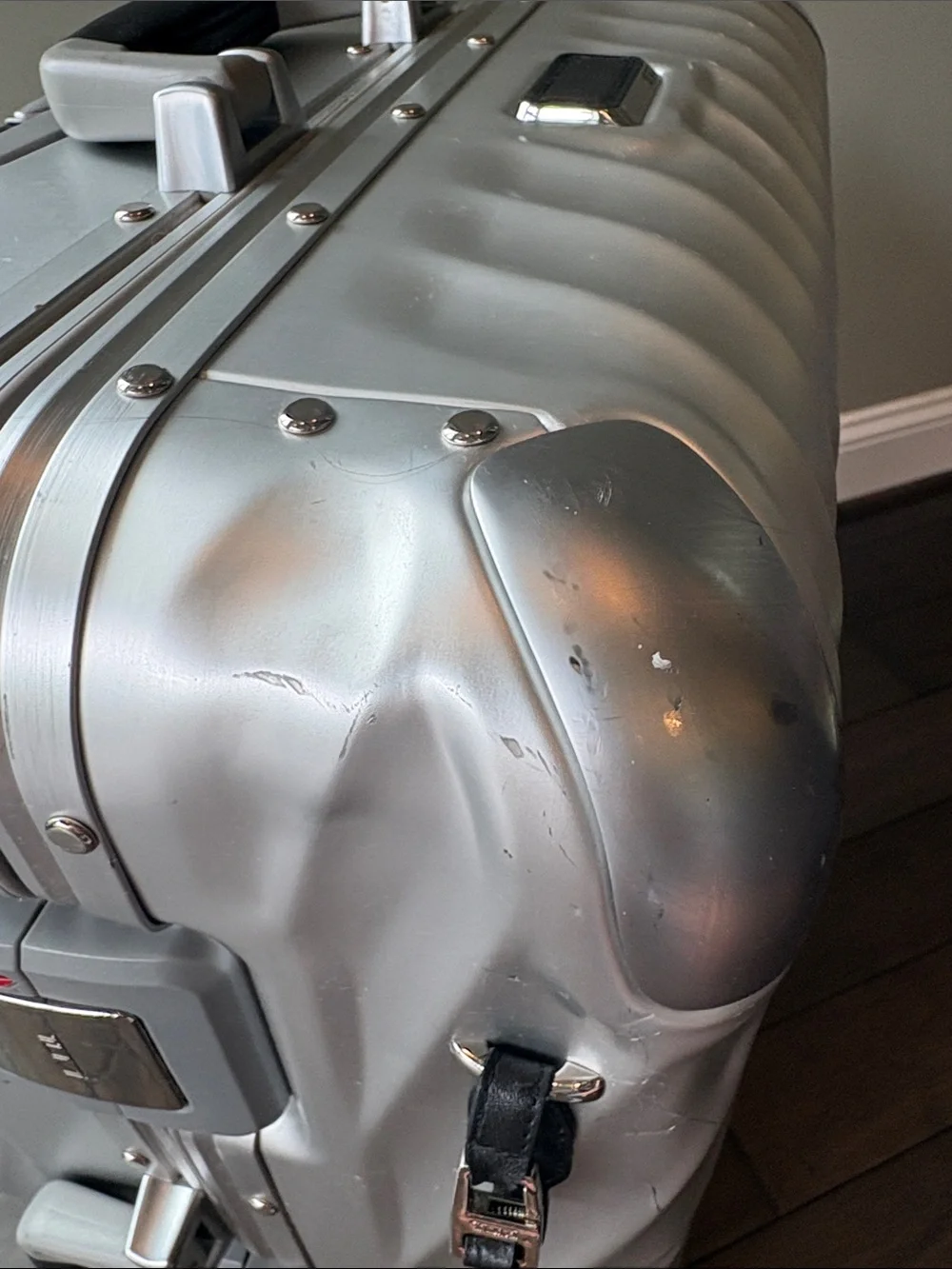 Tumi Silver Hard-Shell Spinner Luggage 25” Short Trip Packing Case Suitcase
